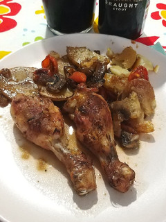 Una foto de Muslos de pollo con cerveza negra con cama de verduras