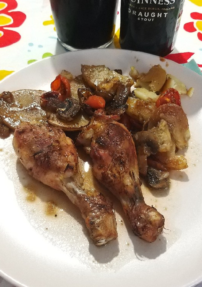 Una foto de Muslos de pollo con cerveza negra con cama de verduras