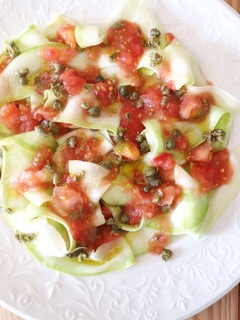 Una foto de Carpaccio de calabacín