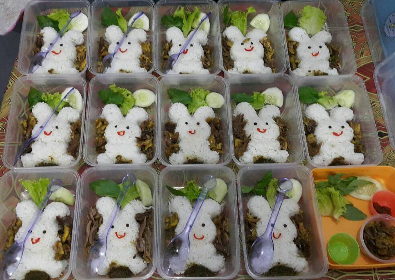 Bekal Anak Bento "Bebek Goreng Suwir" Rabbit view🐰😊😘