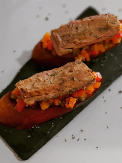 Una foto de Brioche de melva de Andalucía con verduritas en escabeche
