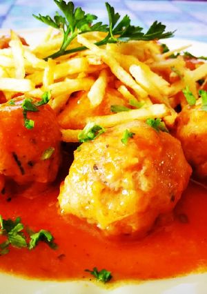 Una foto de Mini pelotillas de carne de pollo en salsa de tomate 🍅🐔