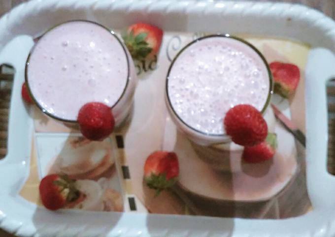 Recipe of Quick Strawberry milkshake with vanilla ice cream