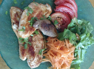 Una foto de Pollo a la plancha y ensalada bien liviano!!