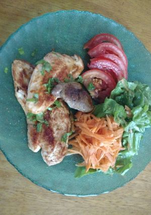 Una foto de Pollo a la plancha y ensalada bien liviano!!