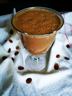 Una foto de Batido de algarroba con copos de avena y uvas pasas