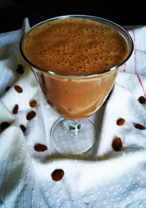 Foto principal de Batido de algarroba con copos de avena y uvas pasas
