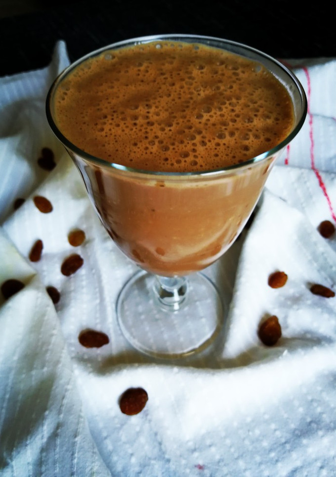 Una foto de Batido de algarroba con copos de avena y uvas pasas