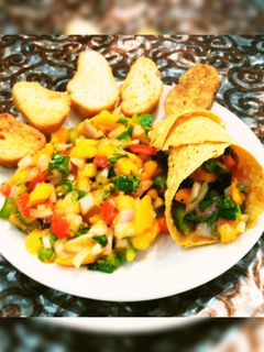 मैंगो सालसा इन पापड़ कोन (Mango salsa in Papad cone) रेसिपी मुख्य फोटो