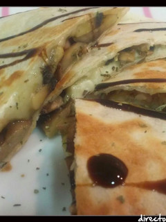 Una foto de Comida mexicana III: Quesadillas de champiñones y bacon