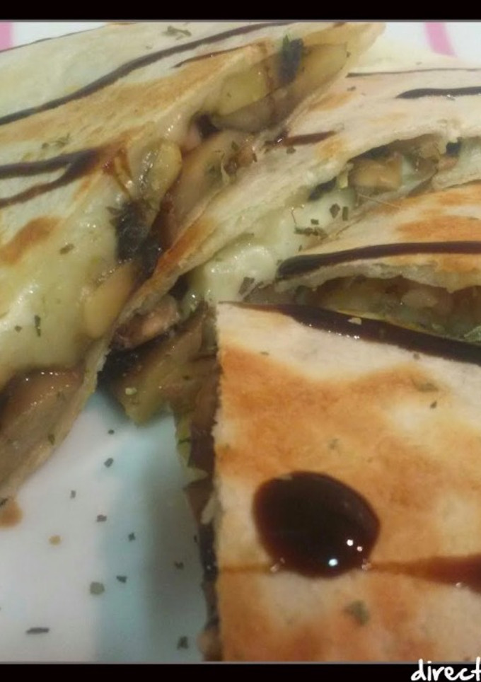 Una foto de Comida mexicana III: Quesadillas de champiñones y bacon