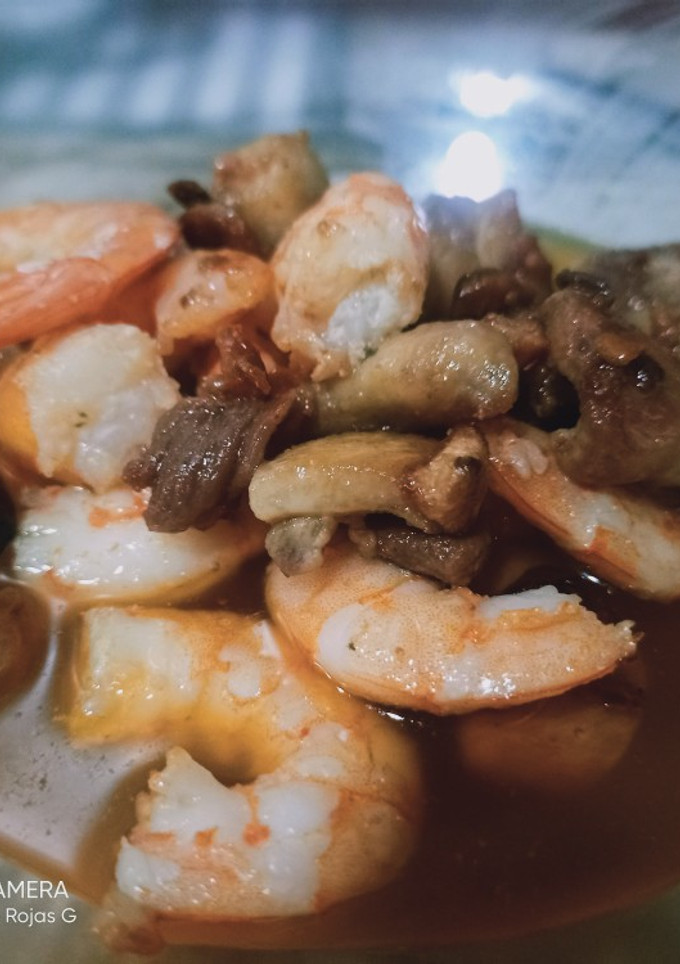 Una foto de Pollo y langostinos al ajillo