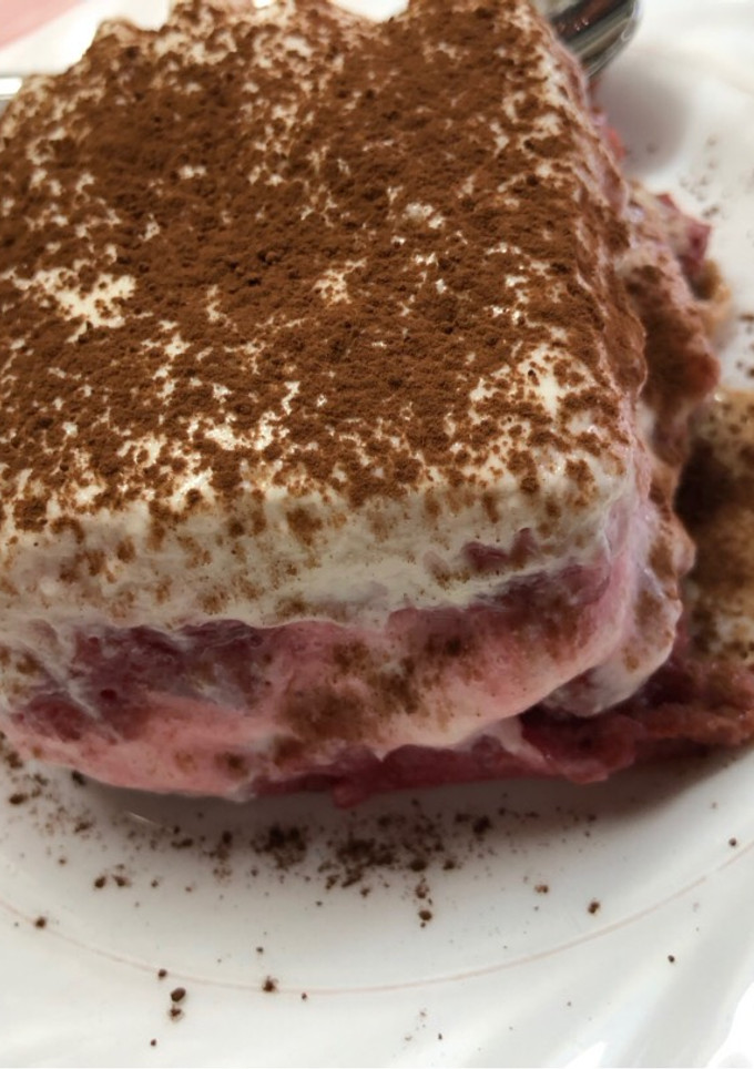 Una foto de Tiramisú de fresas light🍓