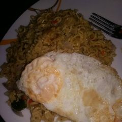 A picture of Noodles and Sunny side up.