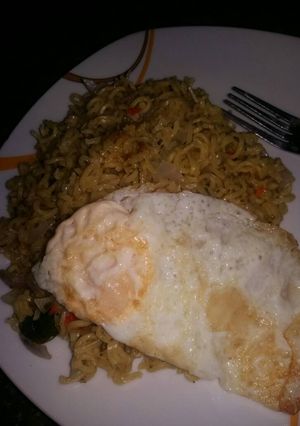 A picture of Noodles and Sunny side up.