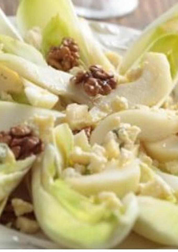 Una foto de Ensalada de endivias y queso azul