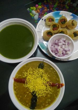 રગડા પૂરી (Ragda Poori Recipe In Gujarati) રેસીપી મુખ્ય ફોટો