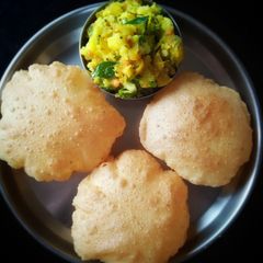 A picture of Ajwain poori.