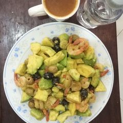 A picture of Avocado/shrimps/olives salad.