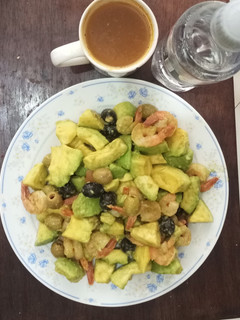 A picture of Avocado/shrimps/olives salad.