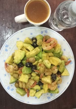 A picture of Avocado/shrimps/olives salad.