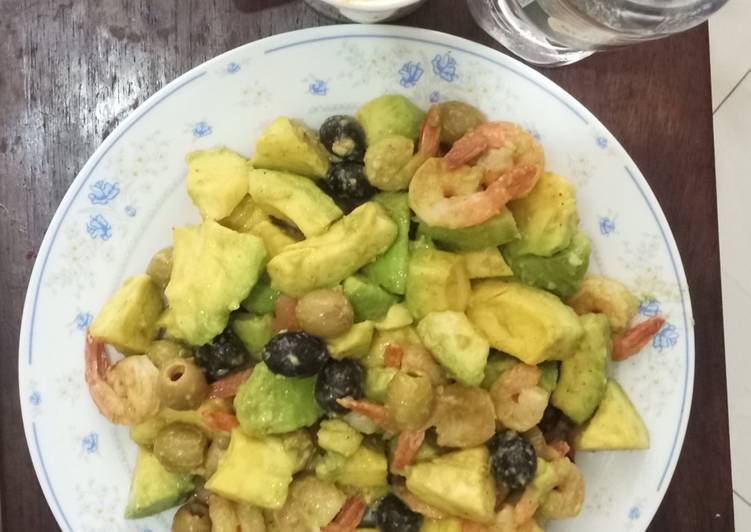 Avocado/shrimps/olives salad