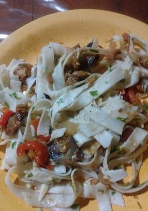 Una foto de Cintas anchas con salsa ciambota (chambota)