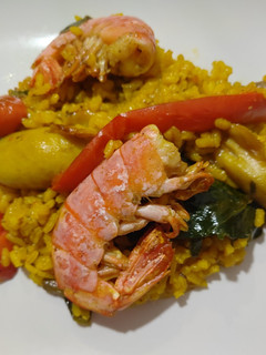 Una foto de Arroz con gambas, calamares y espinacas