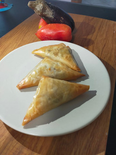 Foto di Samosa vegetariani in friggitrice ad aria