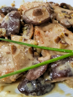 Una foto de Solomillo de cerdo con setas en salsa de castañas