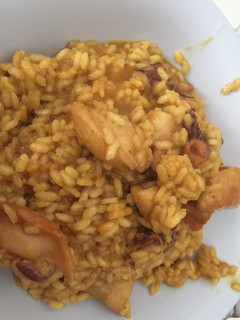 Una foto de Arroz con chipirones 🦑