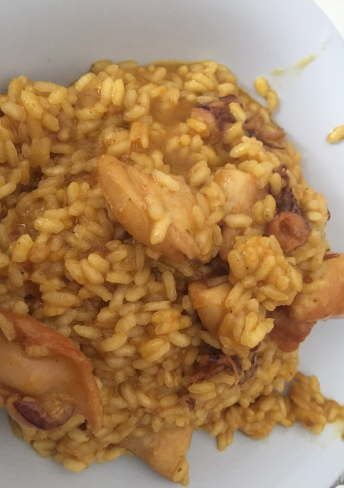 Una foto de Arroz con chipirones 🦑