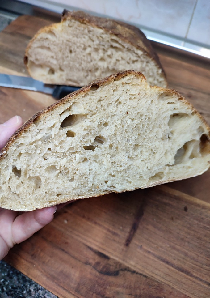 Una foto de Hogaza de pan con masa madre