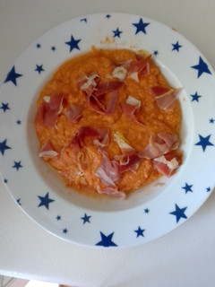 Una foto de Sopa fría de tomate, pan y jamón (salmorejo a mi aire) 😷😜