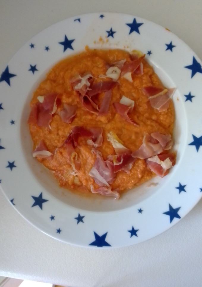 Una foto de Sopa fría de tomate, pan y jamón (salmorejo a mi aire) 😷😜
