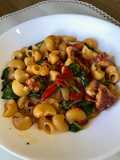 Pasta con pulpo, pimientos del piquillo y espinacas