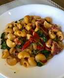 Pasta con pulpo, pimientos del piquillo y espinacas