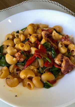 Una foto de Pasta con pulpo, pimientos del piquillo y espinacas