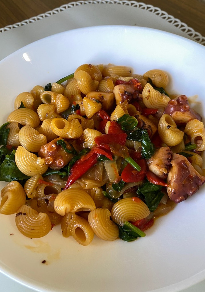 Una foto de Pasta con pulpo, pimientos del piquillo y espinacas