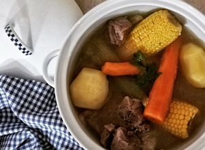 Foto di Brodo di carne con pannocchie di granturco 🌷