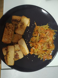 Una foto de Tofu con soja y verduras