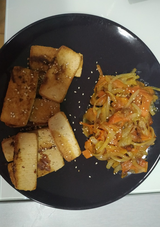 Una foto de Tofu con soja y verduras