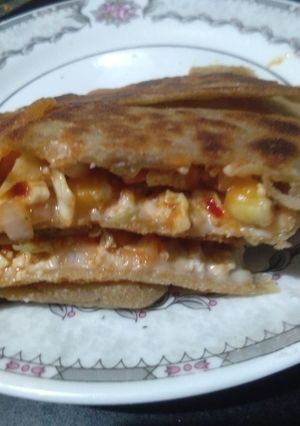 पिज़्ज़ा पराठा (Pizza paratha recipe in Hindi) रेसिपी मुख्य फोटो