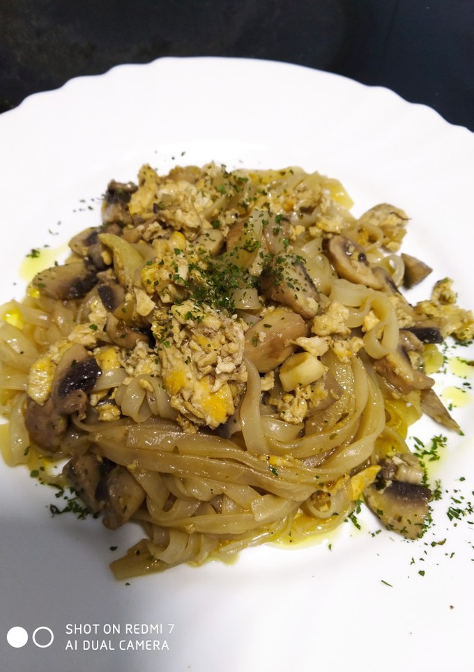 Una foto de Noodies de arroz con champiñones