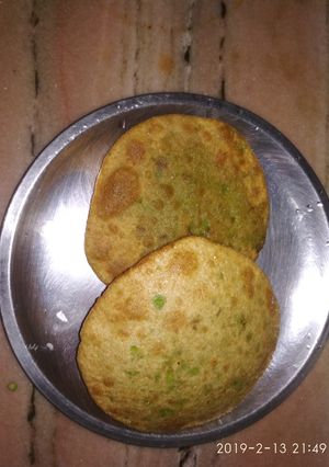 A picture of Matar kachori.