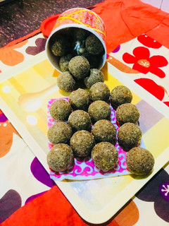 गुड़-अलसी पिन्नी (Gur alsi pinni recipe in hindi) रेसिपी मुख्य फोटो