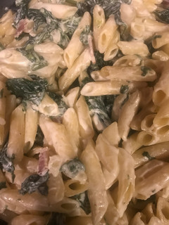 Foto principal de Pasta con salsa de queso, espinacas y salmón