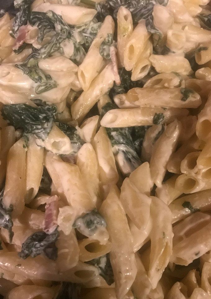 Una foto de Pasta con salsa de queso, espinacas y salmón