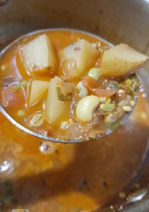 A picture of Lobia potato curry.