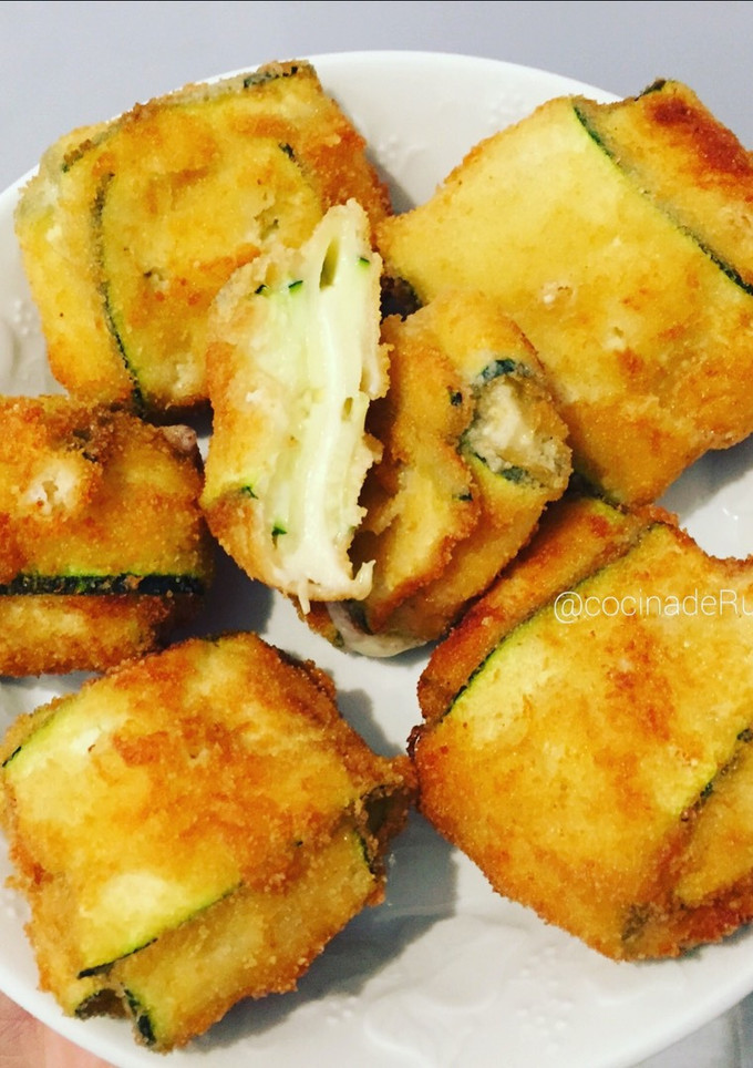 Una foto de Mozzarella envuelto en lonchas de calabacín